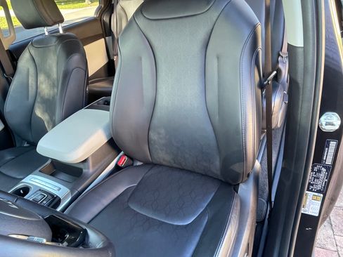 Used 2023 Kia Carnival LX image 19