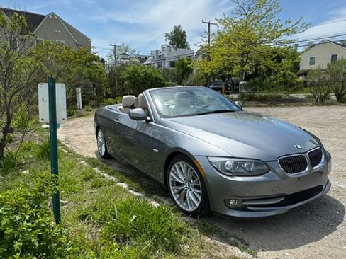 Used 2011 BMW 335i Convertible RWD image 4