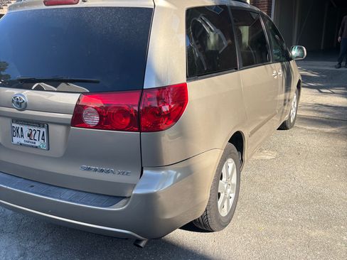 Used 2010 Toyota Sienna XLE Limited image 14