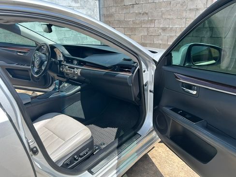 Used 2016 Lexus ES 350 w/ Luxury Package w/Wood Trim FWD image 11