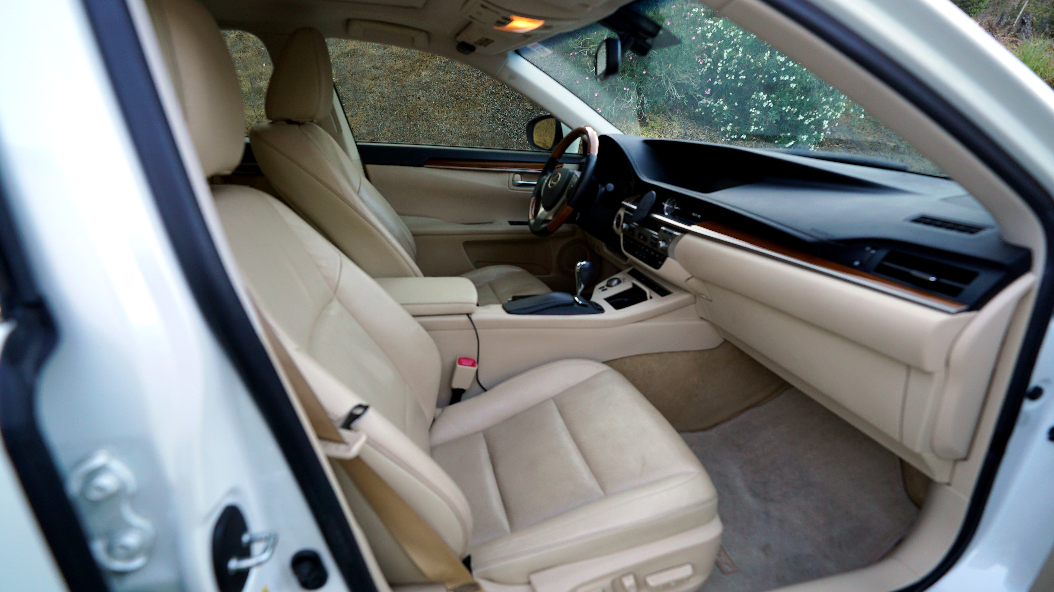 Used 2013 Lexus ES 300h w/ Luxury Pkg FWD image 14