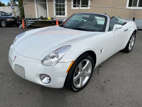 Used 2006 Pontiac Solstice Convertible image 1