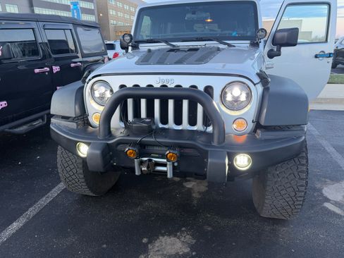 Used 2012 Jeep Wrangler Unlimited Rubicon w/ Dual Top Group AWD/4WD image 2