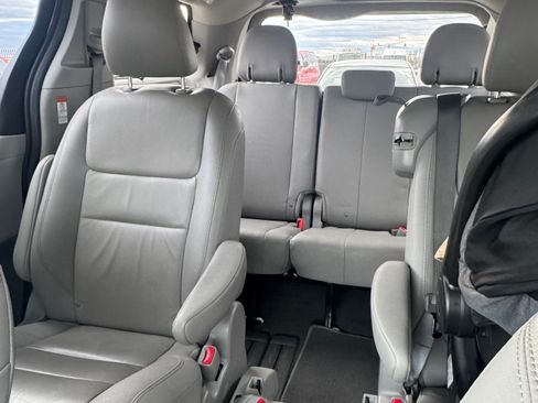 Used 2020 Toyota Sienna XLE Premium image 10