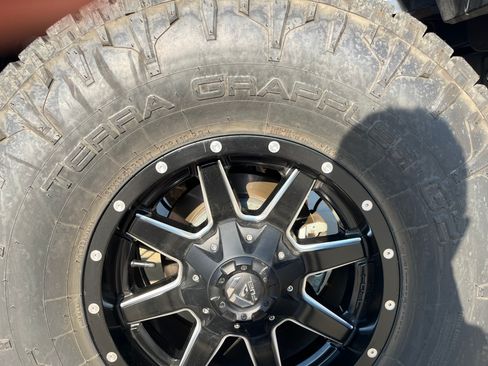 Used 2017 Jeep Wrangler Unlimited Rubicon w/ Connectivity Group image 20