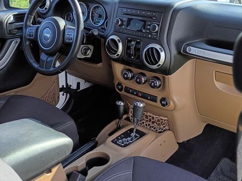 Used 2014 Jeep Wrangler Unlimited Sahara w/ Connectivity Group AWD/4WD image 2