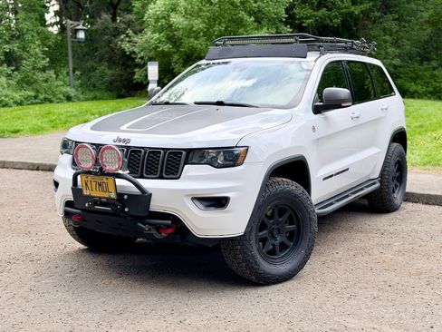 Used 2017 Jeep Grand Cherokee Trailhawk AWD/4WD image 1