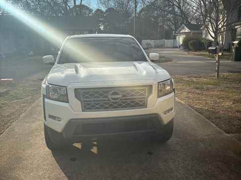 Used 2022 Nissan Frontier SV w/ Technology Package image 1