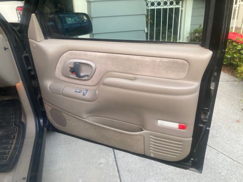 Used 1999 GMC Suburban 2WD w/ Marketing Opt Pkg 3 image 28