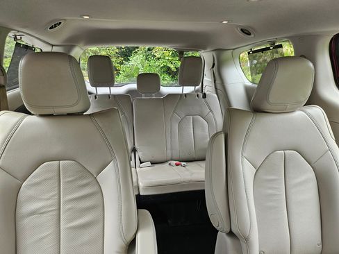 Used 2018 Chrysler Pacifica Touring-L image 13