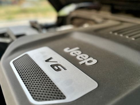 Used 2016 Jeep Wrangler Unlimited Sahara image 15