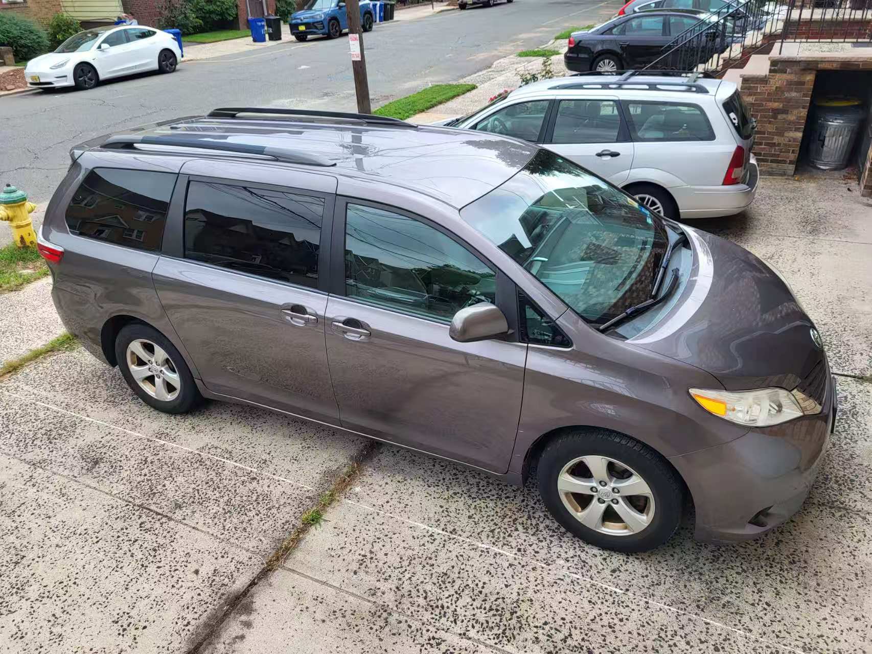 Used 2016 Toyota Sienna LE w/ Four Season Floor Mat Package FWD image 1