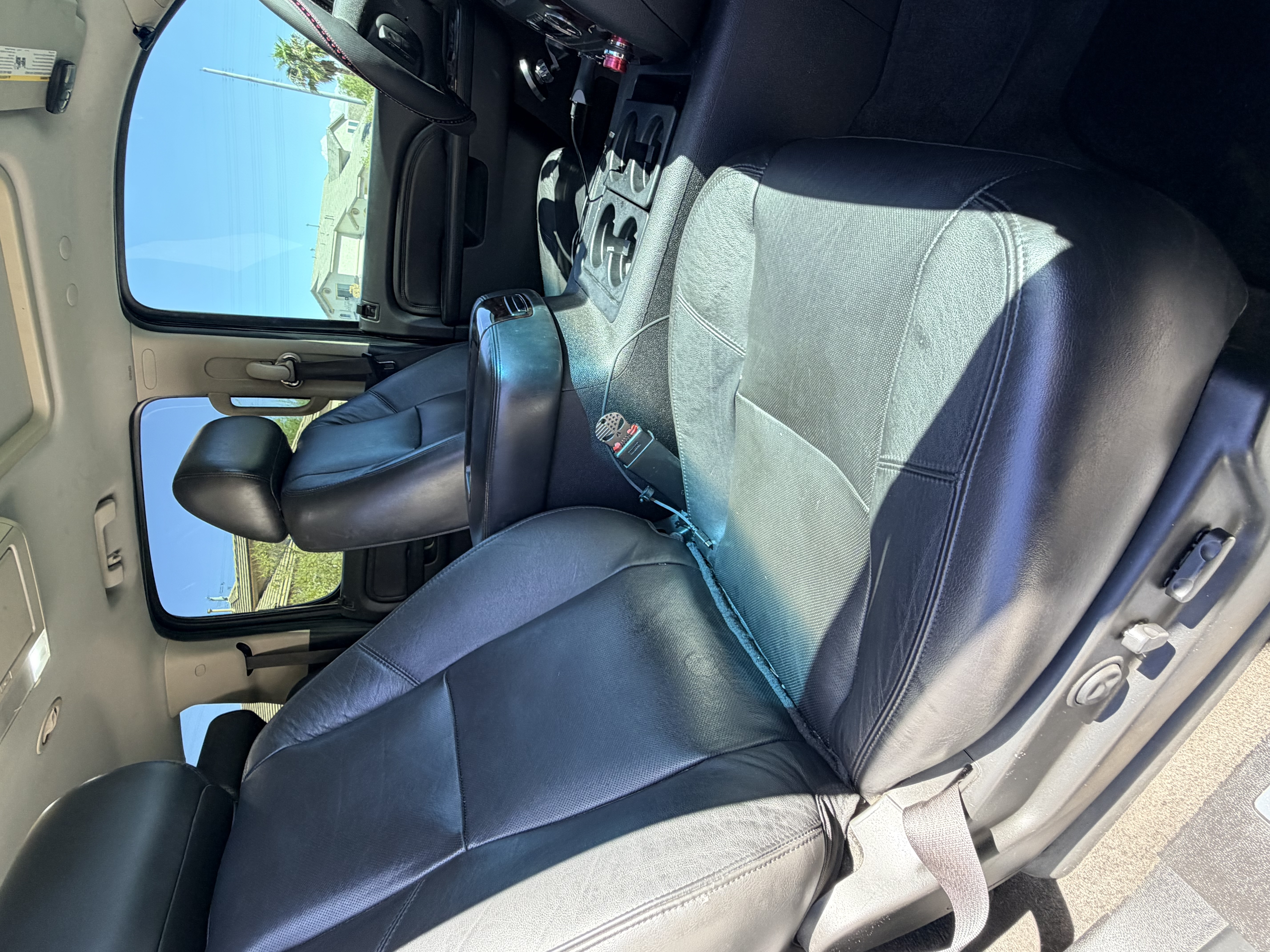 Used 2010 GMC Yukon XL Denali AWD/4WD image 11