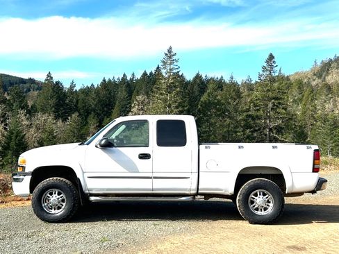Used 2005 GMC Sierra 2500 SLT w/ Skid Plate Package image 1