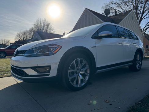 Used 2019 Volkswagen Golf Alltrack SEL image 2