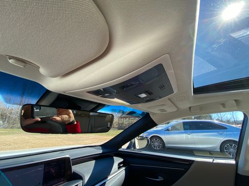 Used 2019 Lexus ES 350 350 Sedan 4D w/ Premium Package image 12