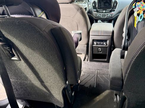 Used 2020 Chevrolet Traverse LT image 9