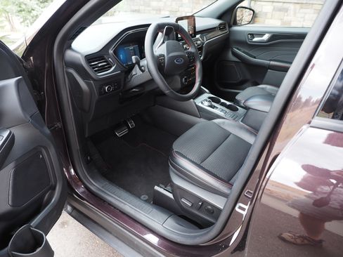 Used 2023 Ford Escape ST-Line Select w/ Class II Trailer Tow Package AWD/4WD image 18