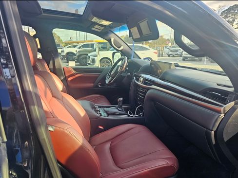 Used 2020 Lexus LX 570 4WD w/ 3rd Row & Luxury Pkg image 8