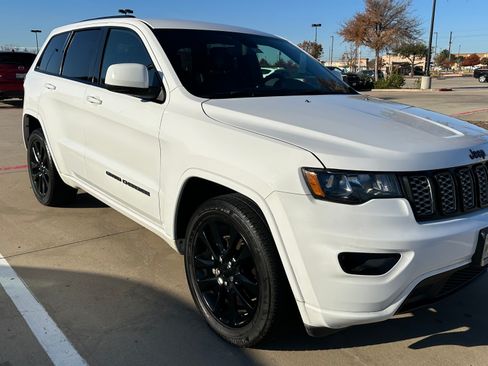 Used 2019 Jeep Grand Cherokee Altitude RWD image 4