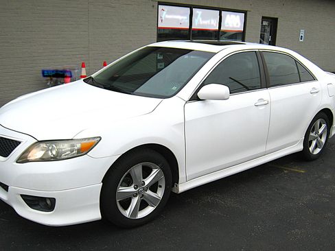 Used 2011 Toyota Camry SE w/ SE/XLE Extra-Value Pkg image 1