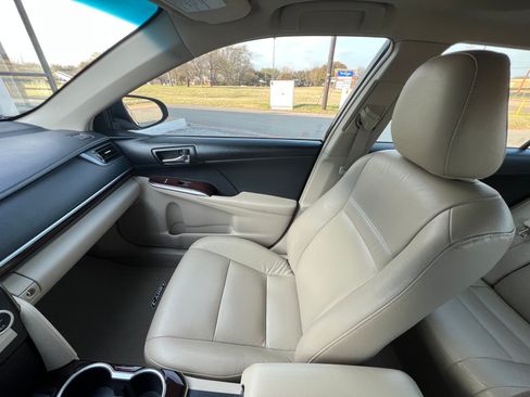Used 2014 Toyota Camry XLE image 19