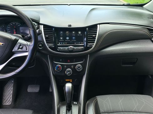 Used 2018 Chevrolet Trax LT w/ LT Convenience Package FWD image 4