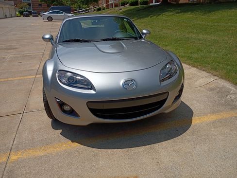 Used 2010 MAZDA MX-5 Miata Sport RWD image 10