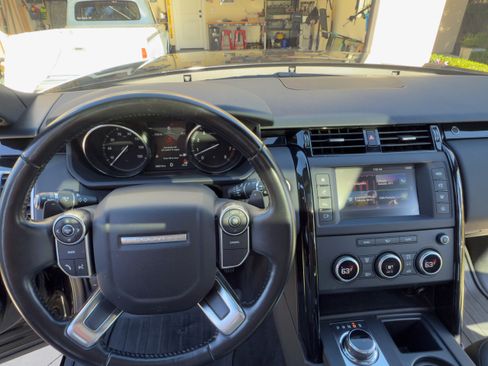 Used 2017 Land Rover Discovery SE image 8