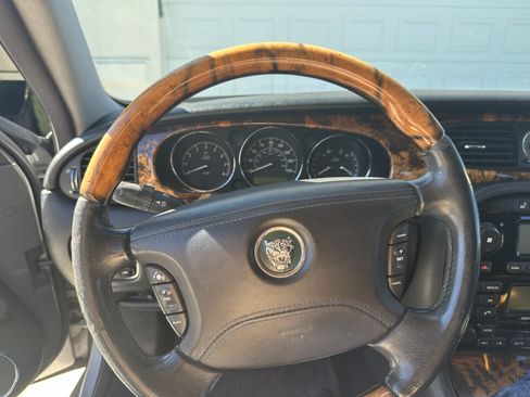 Used 2005 Jaguar XJ8 image 23