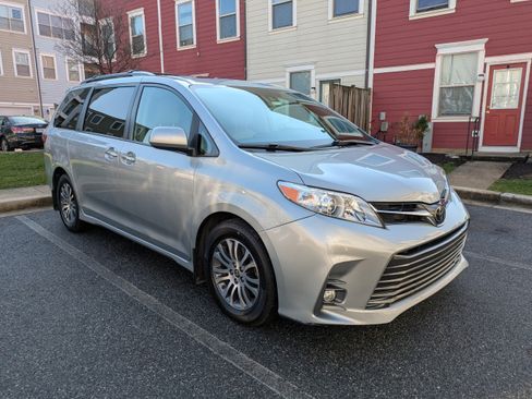 Used 2020 Toyota Sienna XLE Premium image 5