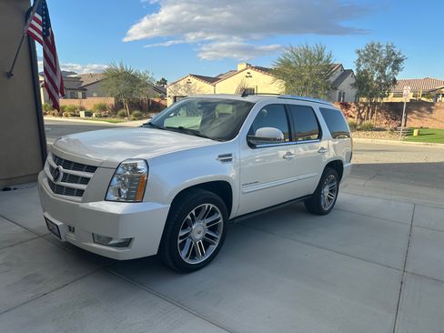 Used 2013 Cadillac Escalade Premium image 2
