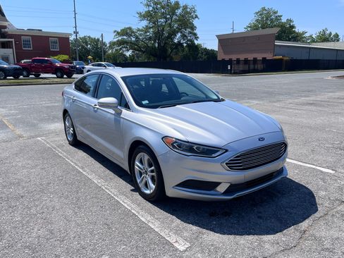 Used 2018 Ford Fusion SE w/ Fusion SE Technology Package FWD image 2