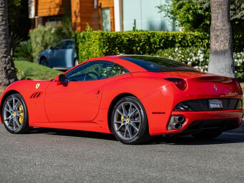 Used 2012 Ferrari California image 9