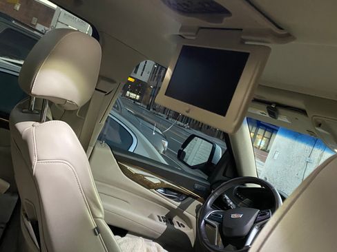 Used 2019 Cadillac Escalade ESV Luxury image 5