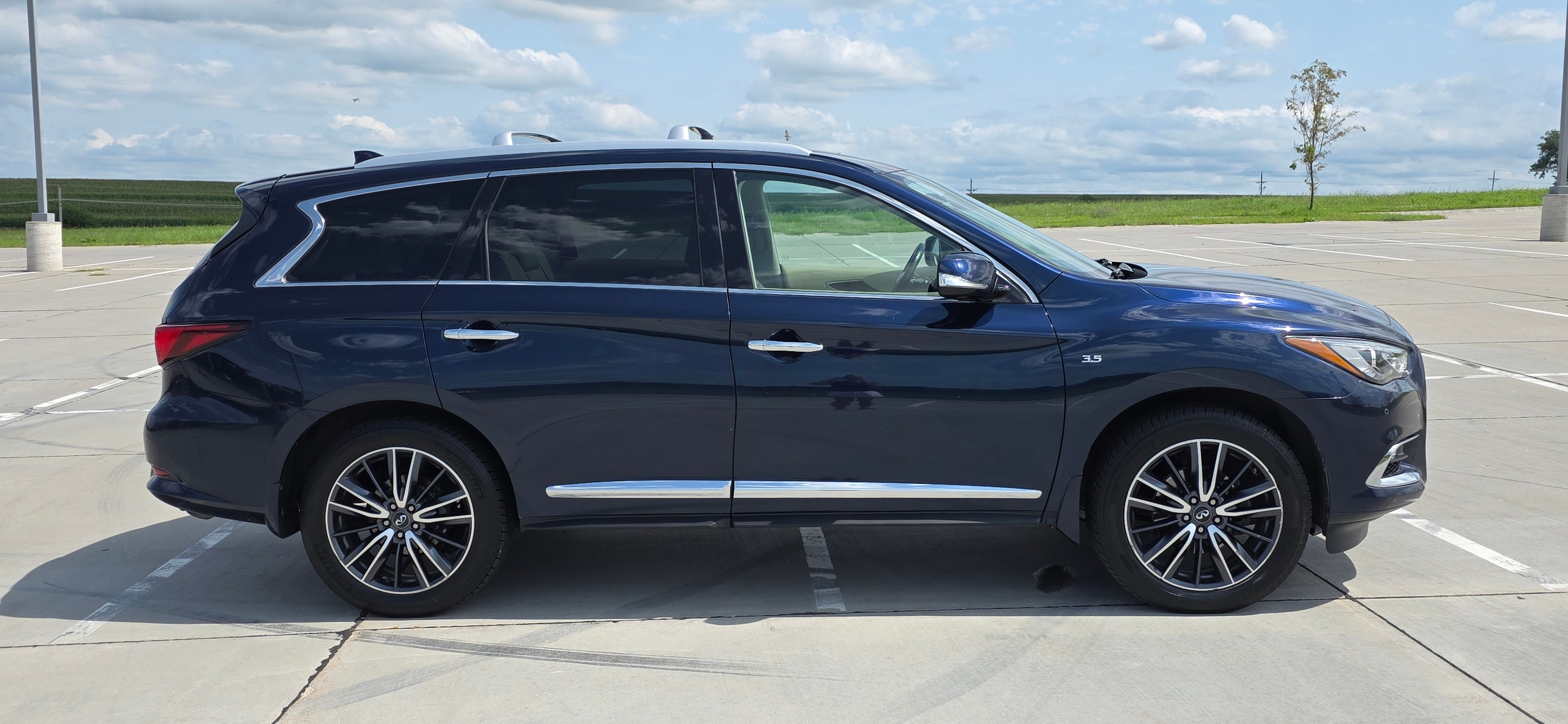 Used 2017 INFINITI QX60 Luxe w/ Deluxe Technology Package AWD/4WD image 29