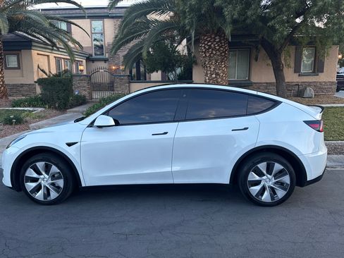 Used 2020 Tesla Model Y Long Range image 5