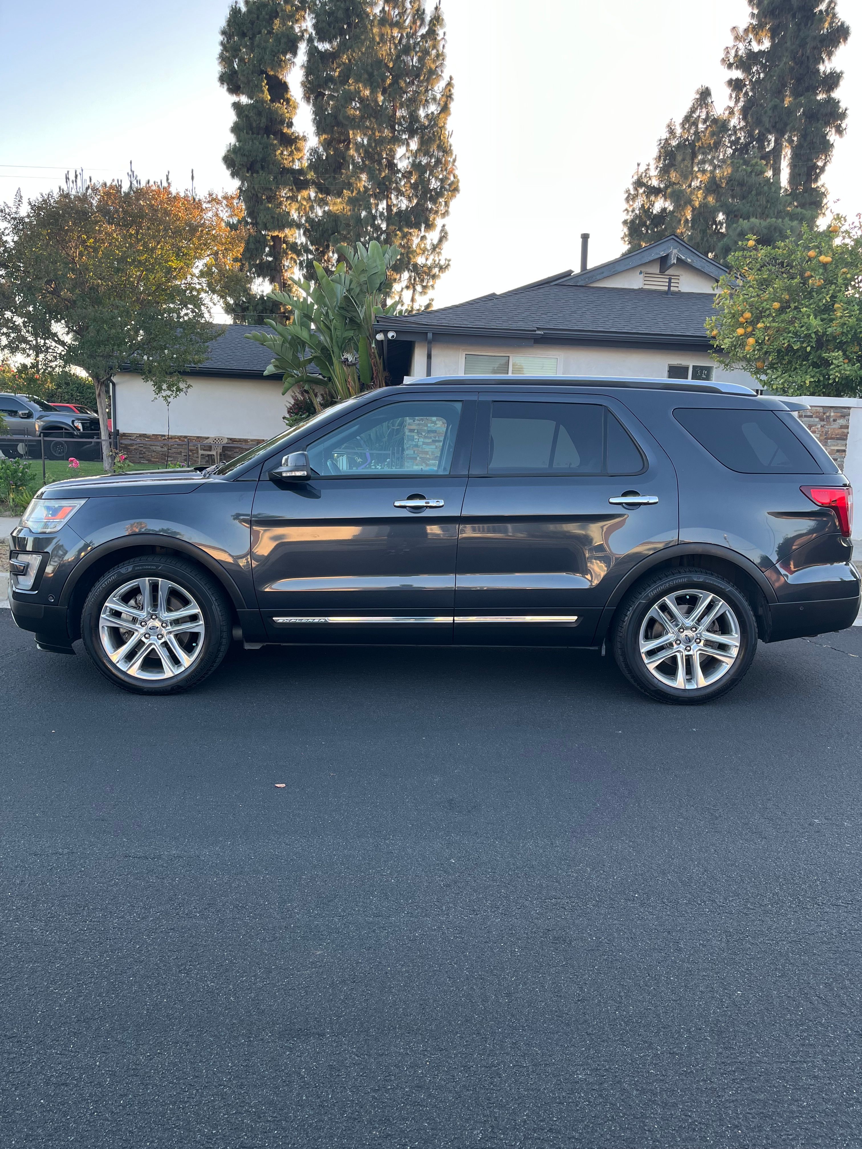 Used 2017 Ford Explorer Limited w/ Equipment Group 301A FWD image 5