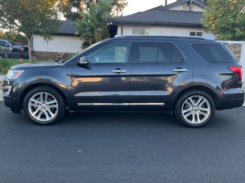 Used 2017 Ford Explorer Limited w/ Equipment Group 301A FWD image 5