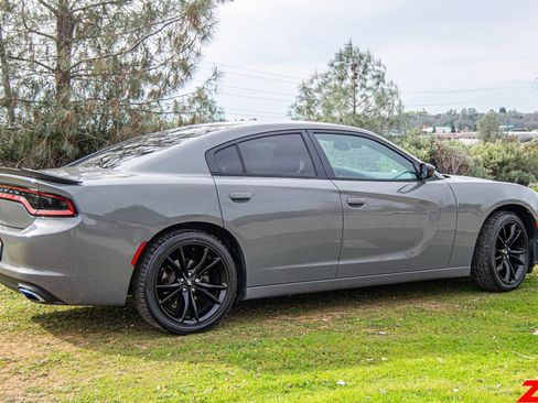 Used 2017 Dodge Charger SE w/ Blacktop Package RWD image 4