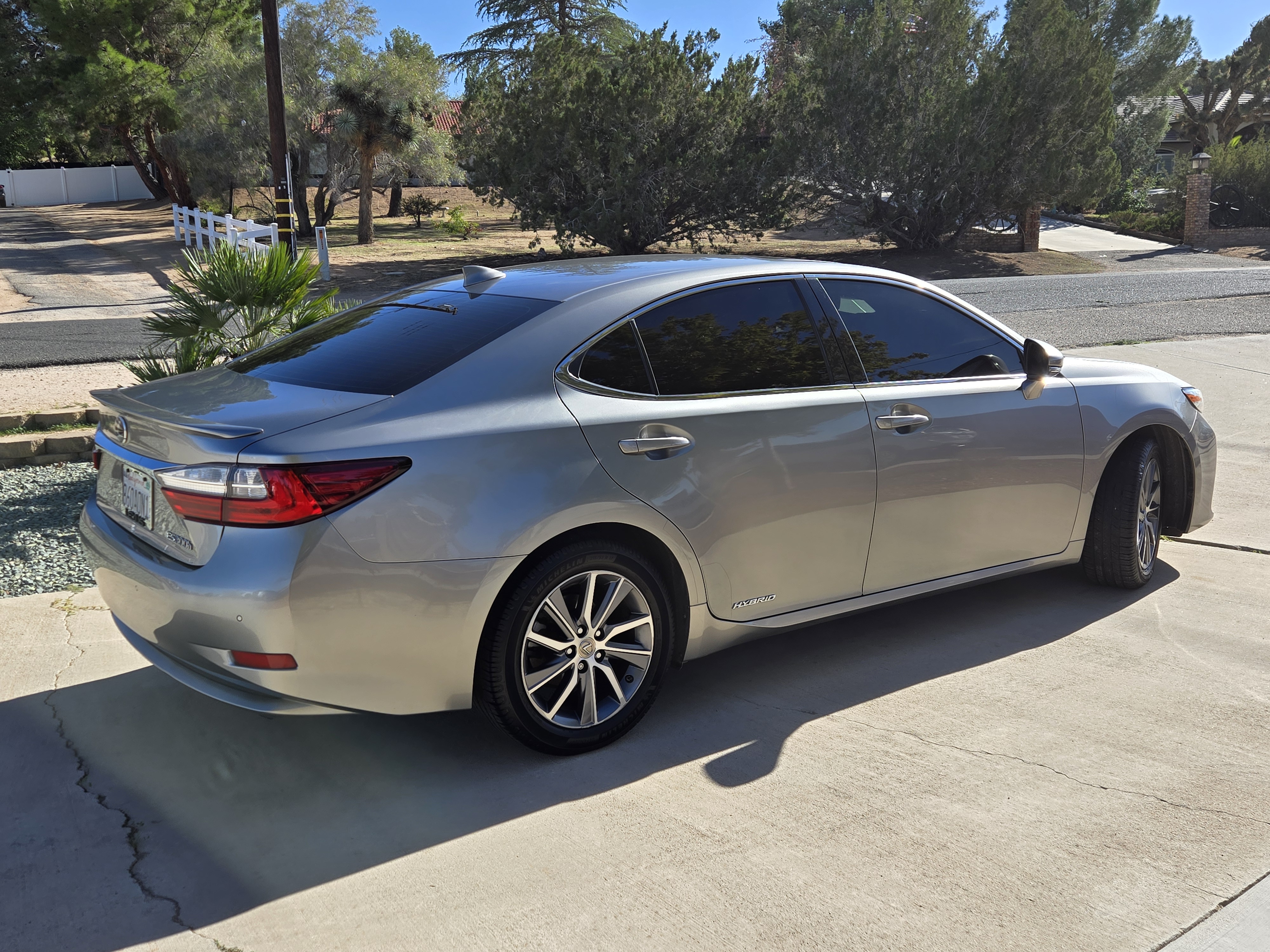 Used 2017 Lexus ES 300h w/ Ultra Luxury Package FWD image 8