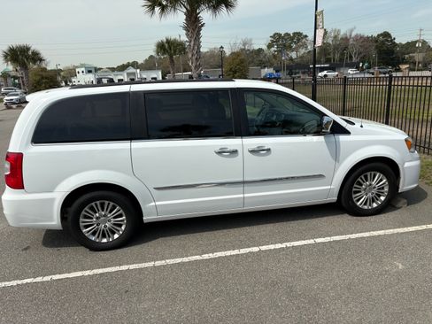 Used 2015 Chrysler Town & Country Touring-L w/ Driver Convenience Group image 1