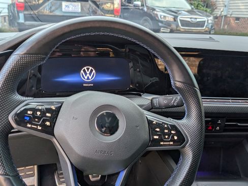 Used 2022 Volkswagen Golf R image 16