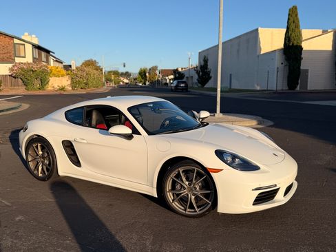 Used 2019 Porsche 718 Cayman RWD image 5