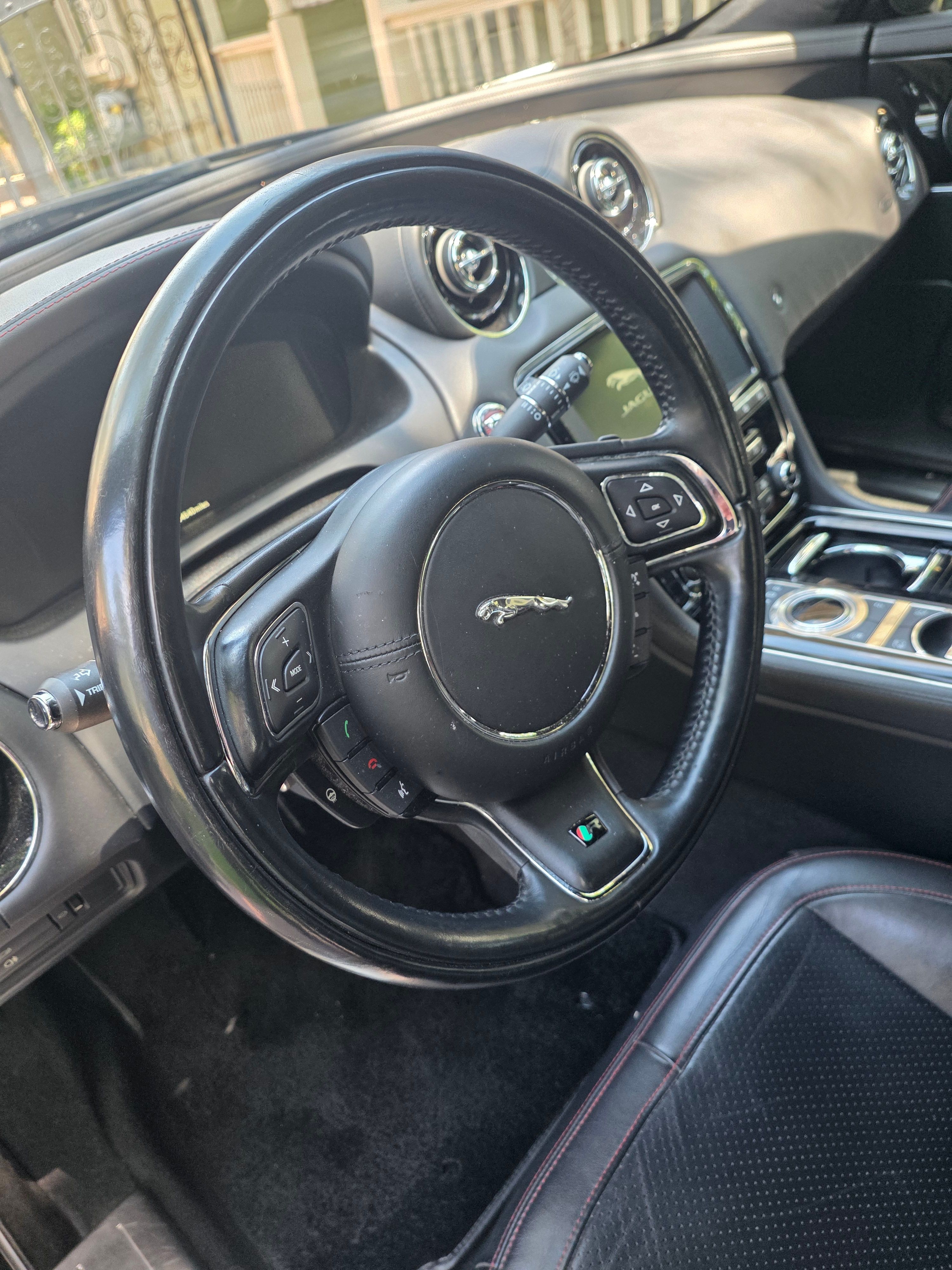 Used 2016 Jaguar XJ R RWD image 13