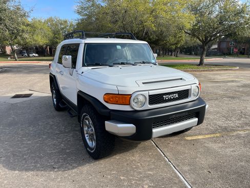 Used 2012 Toyota FJ Cruiser Sport Utility 2D w/ Upgrade Pkg image 5