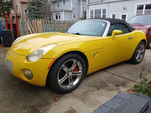 Used 2008 Pontiac Solstice Convertible w/ Premium Package image 2