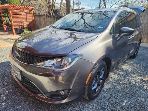 Used 2019 Chrysler Pacifica Touring-L Plus w/ Advanced Safetytec Group image 1