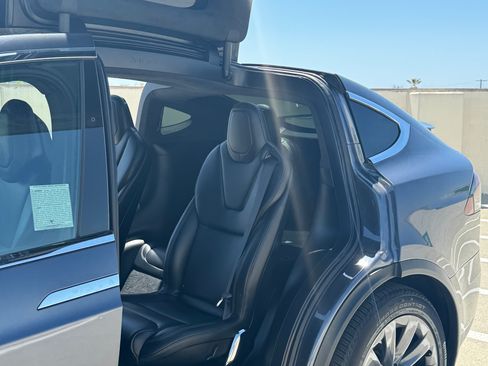 Used 2018 Tesla Model X 75D image 5