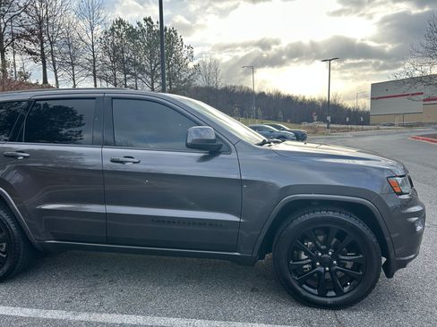 Used 2019 Jeep Grand Cherokee Altitude image 1